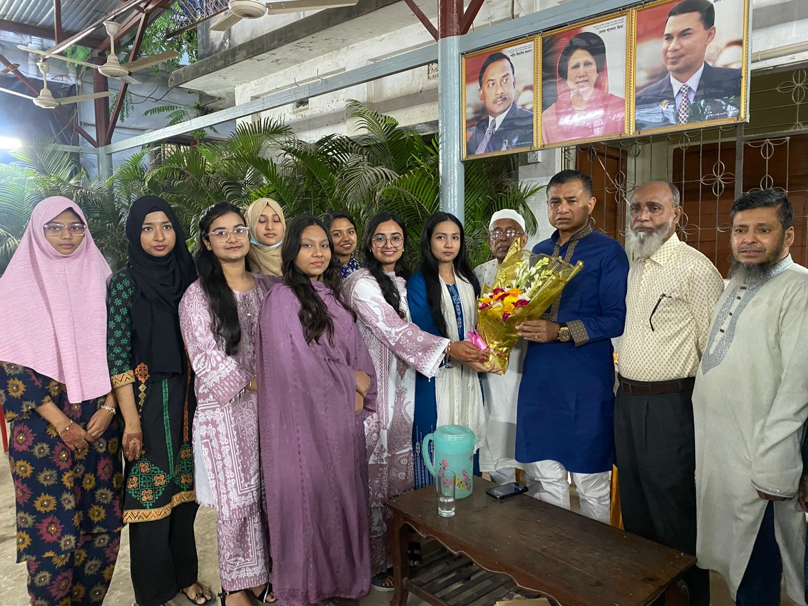 <span>ঈদ উপলক্ষে ব্রাহ্মণবাড়িয়া জেলা বিএনপির সভাপতি ইঞ্জিনিয়ার খালেদ হোসেন মাহবুব শ্যামল এমপিকে ফুলেল শুভেচ্ছা জানিয়েছেন শিশু নাট্যমের সদস্যরা। / </span>ব্রাহ্মণবাড়িয়া শিশু নাট্যম এখন আর শুধু সংগঠন নয়, একটি ইনস্টিটিউট — এমপি শ্যামল