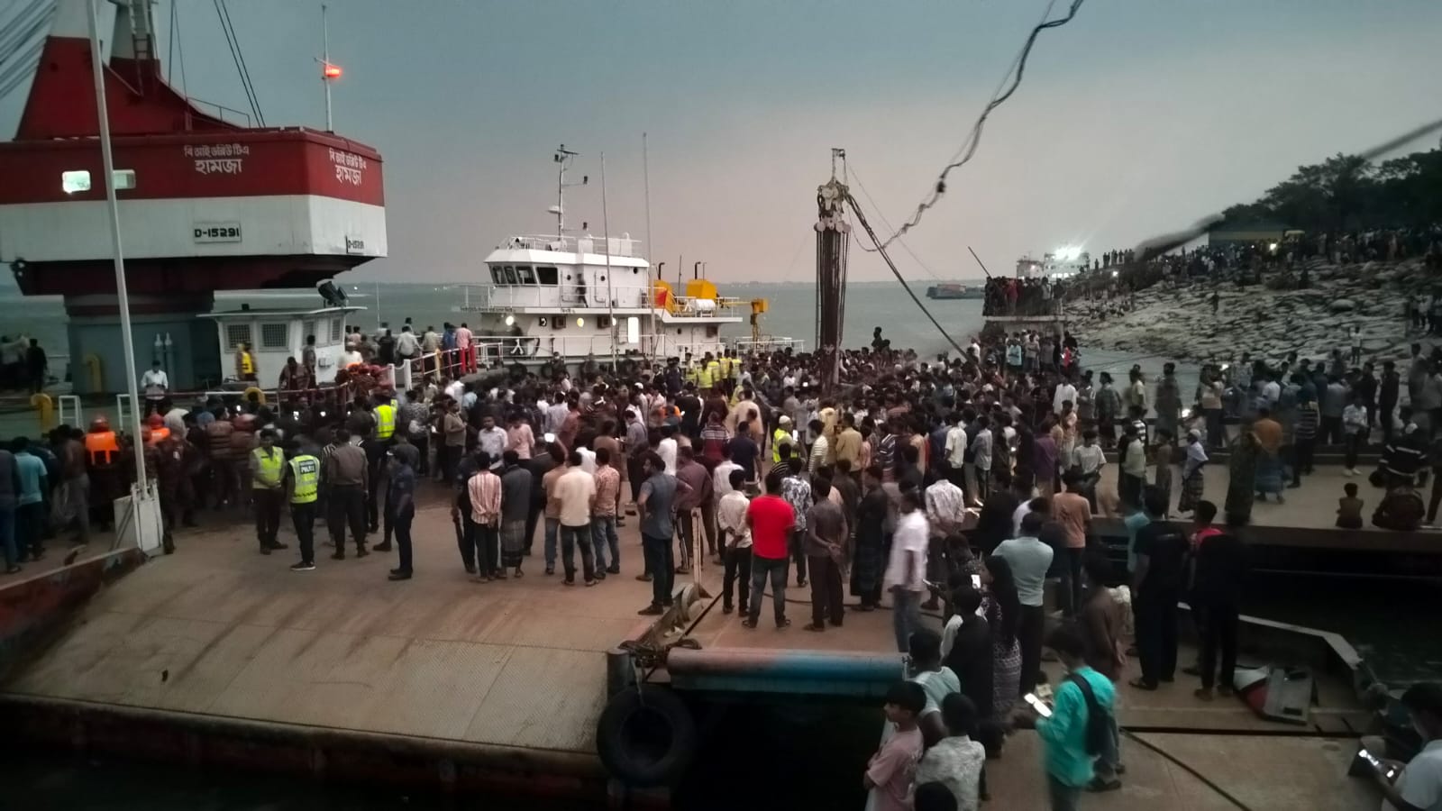 দৌলতদিয়ায় বাস পদ্মা নদীতে, নিখোঁজ অর্ধশতাধিক