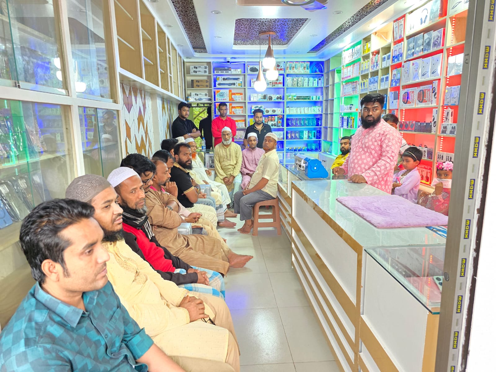 হাদি মোবাইল গ্যালারি এন্ড টেলিকম”-এর উদ্বোধন উপলক্ষে মিলাদ মাহফিল অনুষ্ঠিত