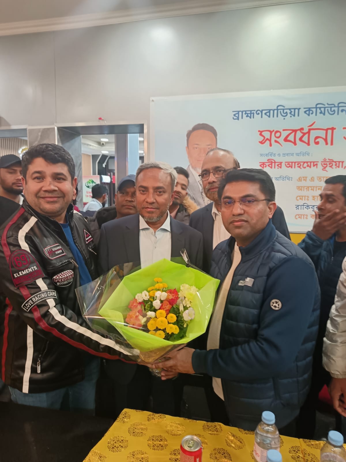 প্যারিসে ব্রাহ্মণবাড়িয়া কমিউনিটির উদ্যোগে কবির আহমেদ ভুঁইয়াকে সংবর্ধনা